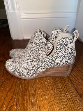 Toms Cream and Black Speckled Wedge Ankle Booties